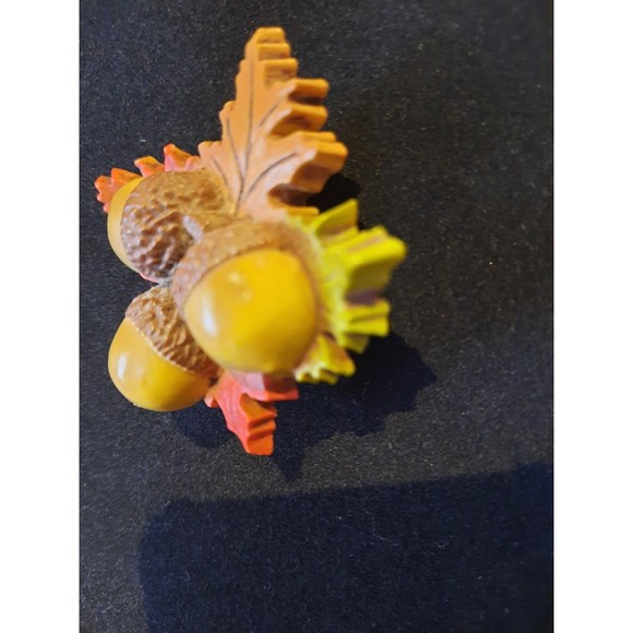 Vintage Plastic Acorn with Oak Leave Pin, Brooch, Fall Pin - Picture 3 of 8